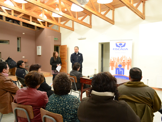 El Fiscal Regional, Juan Agustín Meléndez y la asesora jurídica de la Fiscalía Regional, quien asesora casos de VIF, Mary Geyssi Gutiérrez instruyen a dirigentes vecinales de la Unión Comunal de Juntas de vecinos de Punta Arenas, sobre Delitos de violencia Intrafamiliar,cómo denunciar,y protección a víctimas. 