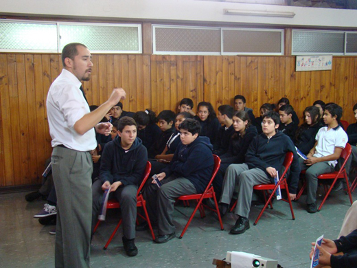 Fiscal expone en Colegio Holanda de Estación Central