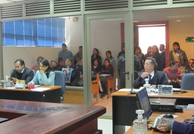 A la audiencia llegó una gran cantidad de familiares de la víctima, quienes se reunieron con el fiscal.