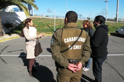 Fiscal Fabiola Celis tras la audiencia conversa con personal de Carabineros.