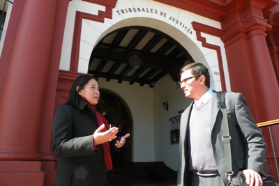 La abogada asesora, Elizabeth Guajardo y el fiscal Eduardo Yáñez, conversan en las afueras de la Corte.