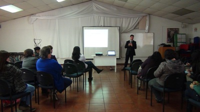 El asistente social Ángel Soto fue uno de los relatores en la capacitación realizada en el Hospital San Luis de Buin-Paine.