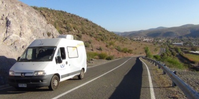 La Fiscalía Móvil y de fondo el poblado de San Marcos.