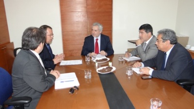 El Fiscal Regional Raúl Guzmán y el Alcalde Felipe Delpin, junto a sus respectivos equipos de trabajo.