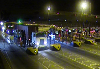 En la imagen los dos camiones con los contenedores robados, pasando por uno de los peajes de la ruta a Santiago.