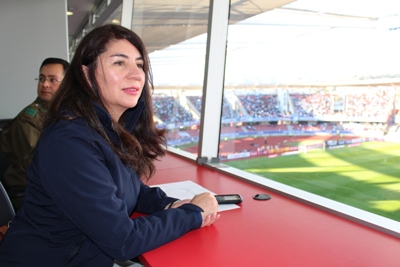 La Fiscal Marcela Elchiver observa las tribunas de La Portada.