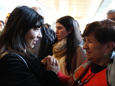 La abogada asistente de la Fiscalía, Andrea Contreras, junto a familiares de la víctima.