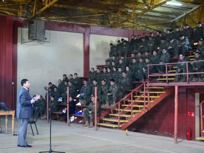 Fiscal Eugenio Campos presenta detalles sobre Ley VIF ante personal uniformado.