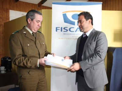 El Jefe (S) de la X Zona de Carabineros, Coronel Rodrigo Cádiz, recibió del Fiscal Regional Marcos Emilfork las fichas de auto-reporte de abigeato.