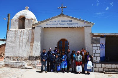 La delegación de la Fiscalía junto a algunos pobladores de Ancolacane.