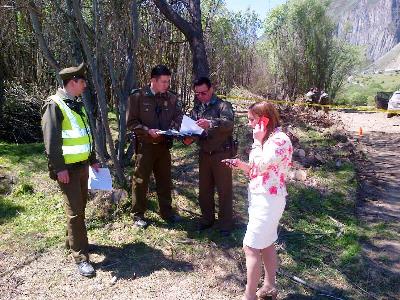 Hasta el sitio del suceso, ubicado camino al sector Lago Atravesado, concurrió la fiscal a cargo del caso junto a Carabineros. 