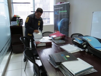 El Jefe de la Bridec,  Osvaldo Caviedes revisa documentación en las oficinas de AC Inversions.