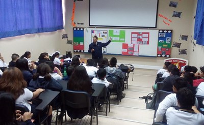 El encuentro del fiscal Julio Artigas con los alumnos se realizó en el colegio Aliro Lamas de la comuna. 