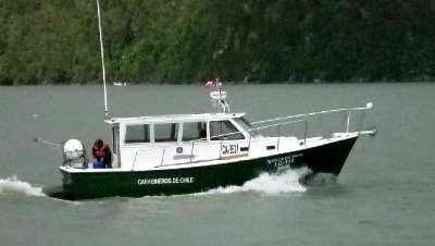 Las personas extraviadas salieron el sábado desde Caleta Tortel, para buscar leña. Una lancha colabora en la búsqueda. (Foto: Carabineros)