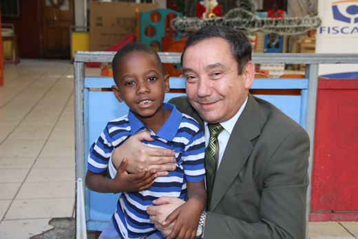 Alejandro Araos junto a menor del Hogar 