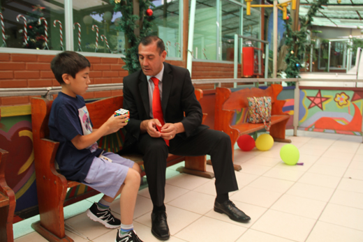 Danilo Bastías jugando rubik