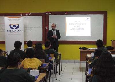 En la charla el fiscal Marcelo Torres entregó información detallada y clara para los estudiantes. 