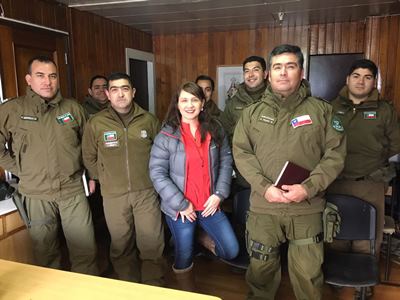 La fiscal subrogante, Marcela Valdés, junto a personal de distintos retenes de Carabineros.