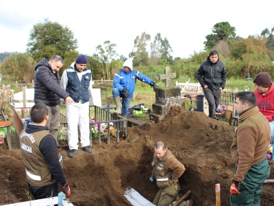 Fiscal Daniel Alvarado dirigió diligencia efectuada en cementerio en caso Mariela Barra.