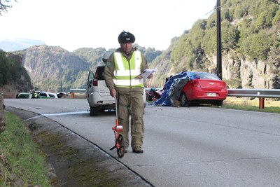 Accidente ocurrió el domingo en la ruta Coyhaique-Aysén, a la altura del kilómetro 56, sector túnel Farellones. (Foto: Carabineros)