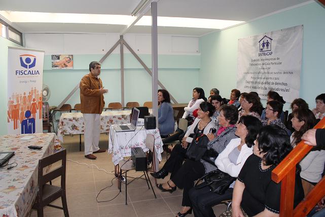 El abogado asistente de La Florida Álvaro Pérez conversó con las asesoras del hogar.