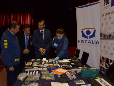 En el allanamiento se incautó marihuana, cocaína,dinero en efectivo, notebooks y elementos de dosificación.