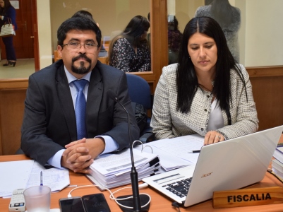 El fiscal David Cortés, junto a la abogado asistente Loretto Salinas.