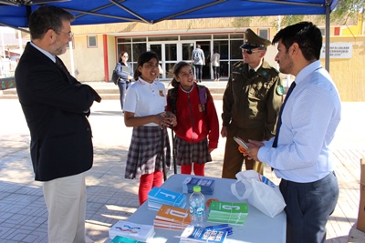 El Fiscal Regional, Alexis Rogat, compartió además con estudiantes de esta localidad. 