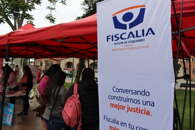 Stand de la Fiscalía Regional de Coquimbo en conmemoración de la convención de los derechos de los niños.