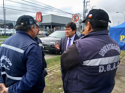 Fiscal Patricio Llancamán junto a peritos de la Dirección General de Aeronáutica Civil.