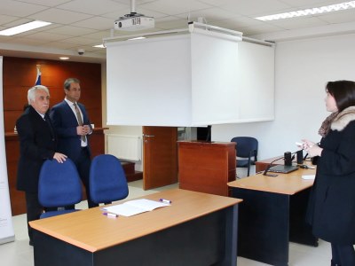 El juez oral Francisco del Campo y el Fiscal Regional Marcos Emilfork observan la instalación de biombos electrónicos en la sala de audiencias