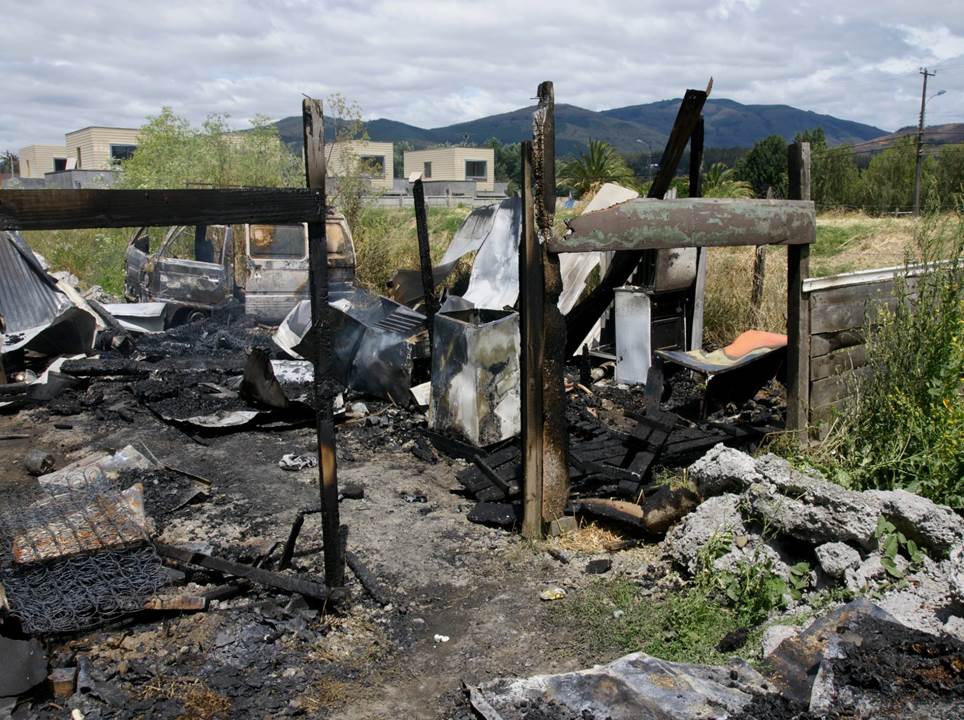 La casa resultó completamenta destruída y la víctima fue rescatada por un vecino