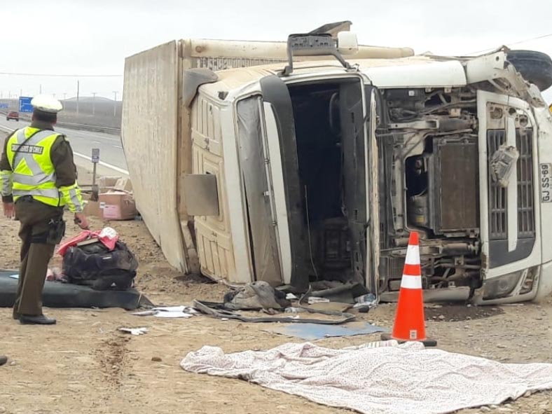 En el camión viajaban dos personas, una de ellas resultó fallecida. 