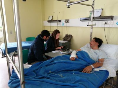 El reportero gráfico permanece hospitalizado, a la espera de ser intervenido la próxima semana.