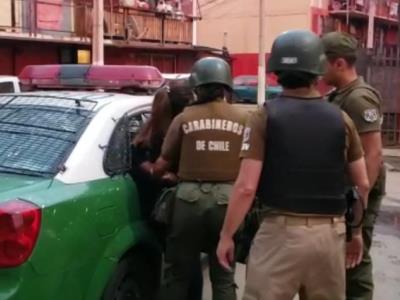 El momento de la detención de la imputada por Carabineros en Santiago.