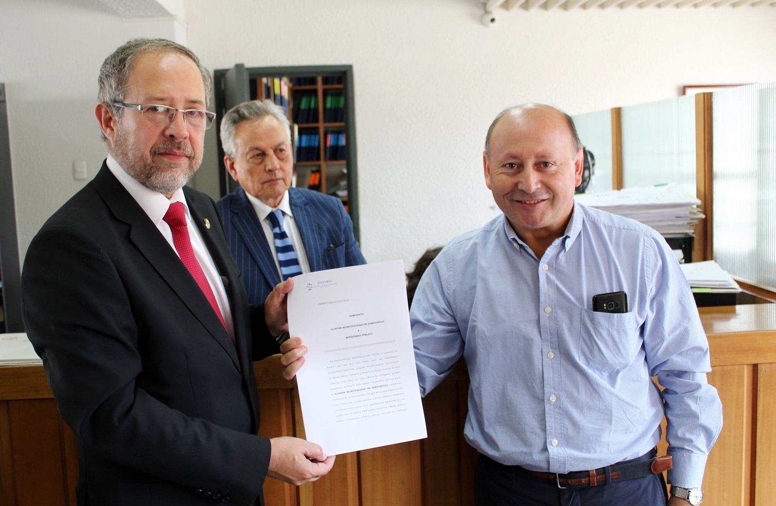 El Fiscal Regional Juan Agustín Meléndez (a la izquierda) y el alcalde Rodrigo Valdivia firmaron hoy la escritura para el comodato.