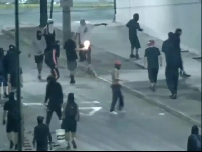 Una de las imágenes captadas por las cámaras de vigilancia al momento de lanzar una bomba molotov en la Zona Cero de Iquique.