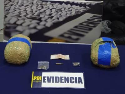 Los dos paquetes con marihuana incautados dentro del domicilio de los imputados en Alto Hospicio.