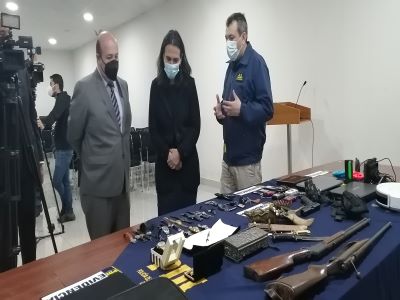 El fiscal Regional junto a la alcaldesa de Vitacura y jefe de Biroincri.