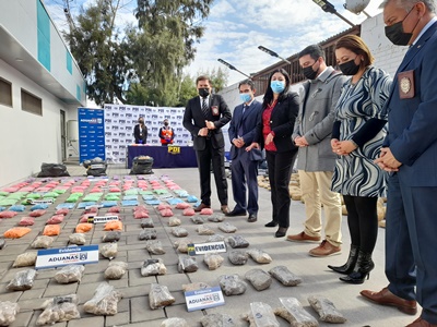 La droga venía oculta en vehículos y compresores al interior de contenedores que llegaron a los puertos chilenos.