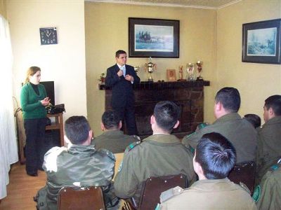 El fiscal junto a personal de Carabineros de Quintero