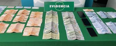 En el procedimiento se incautó 6 mil dólares, poco más de un millón y medio de pesos y documentación de vehículos sustraidos.