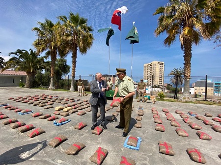 El Fiscal Regional, Alberto Ayala Gutiérrez junto al General Jefe II Zona de Carabineros, Gonzalo Castro Tiska y el decomiso de drogas.