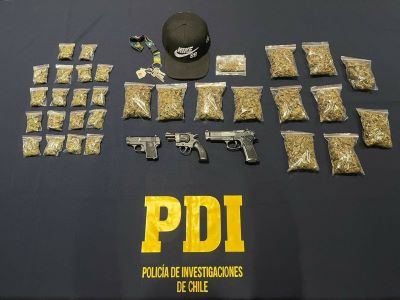 La droga y armas incautadas en la vivienda del imputado y en su vehículo.