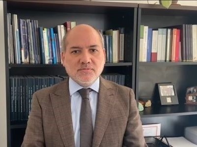 Los sujetos abordaron violentamente a la víctima para robarle y luego se dieron a la fuga. 