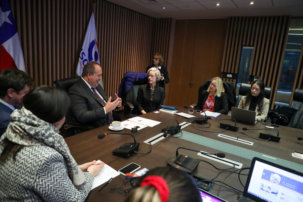 Fiscal Nacional, Ángel Valencia, junto a a Relatora Especial de Naciones Unidas, Margaret Satterthwaite. 