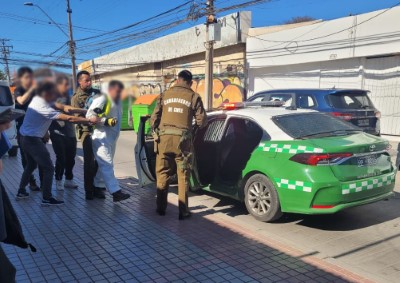 Testigos del delito entregaron al imputado a personal de Carabineros.
