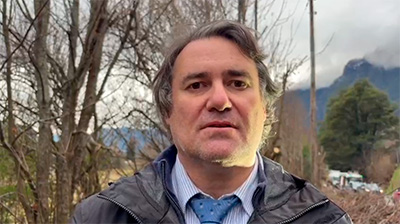 El conductor del bus falleció, según explicó el fiscal jefe de Aysén-Cisnes, Pedro Poblete. 