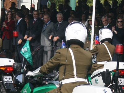 Motocicletas desfilan frente a la tribuna oficial