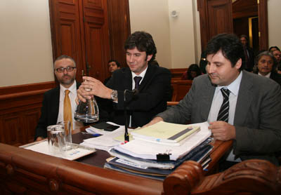 A la derecha, el fiscal jefe de Talcahuano, Andrés Cruz, alegando en la Corte Suprema